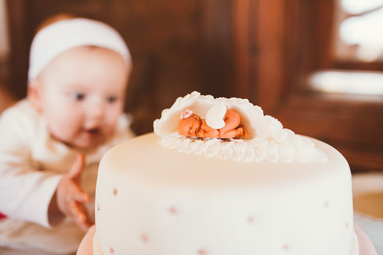 dijete gleda tortu za krštenje