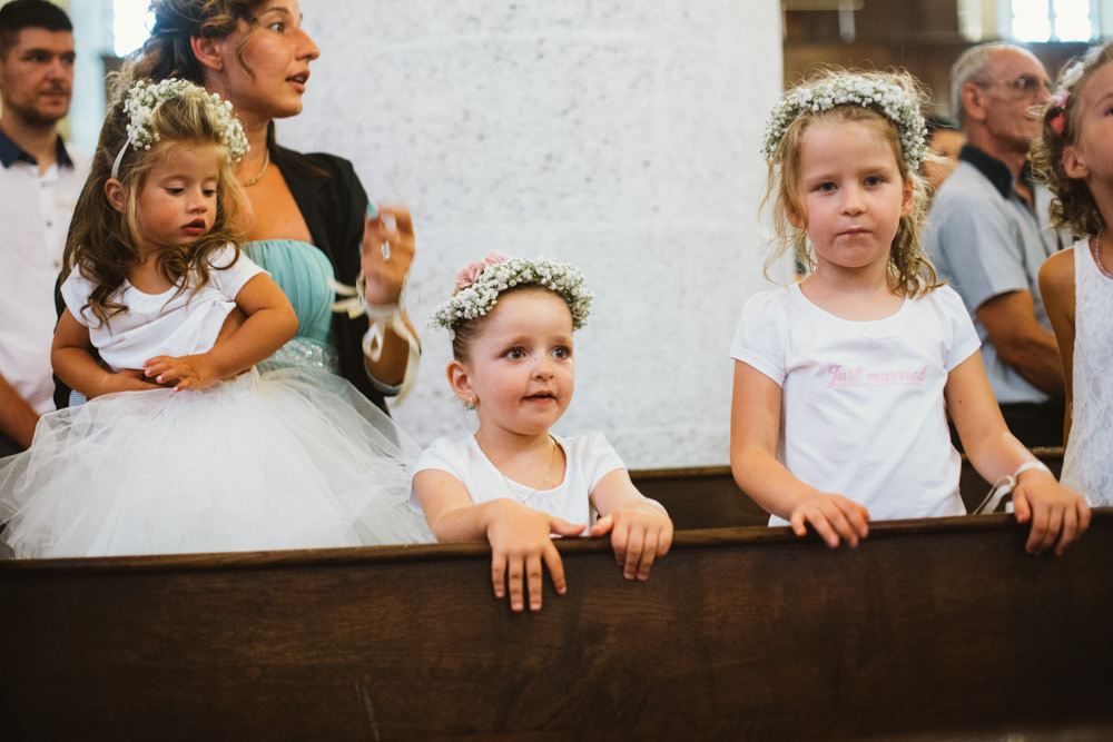 djevojcica na vjencanju u crkvi