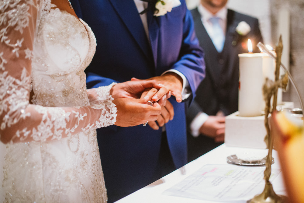 mlada stavlja prsten na ruku mladozenji na svadbi u zagrebu