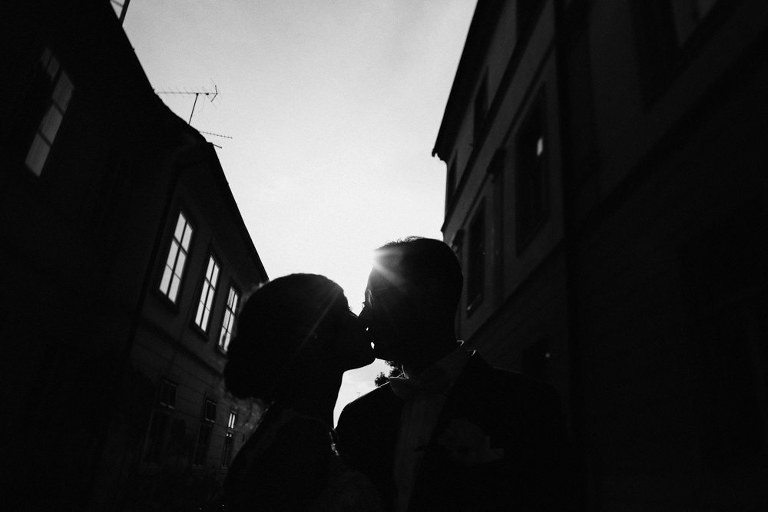 poljubac mladenaca u sjeni na gornjem gradu u zagrebu