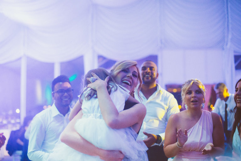 sretna majka i djevojcica plesu na vjencanju