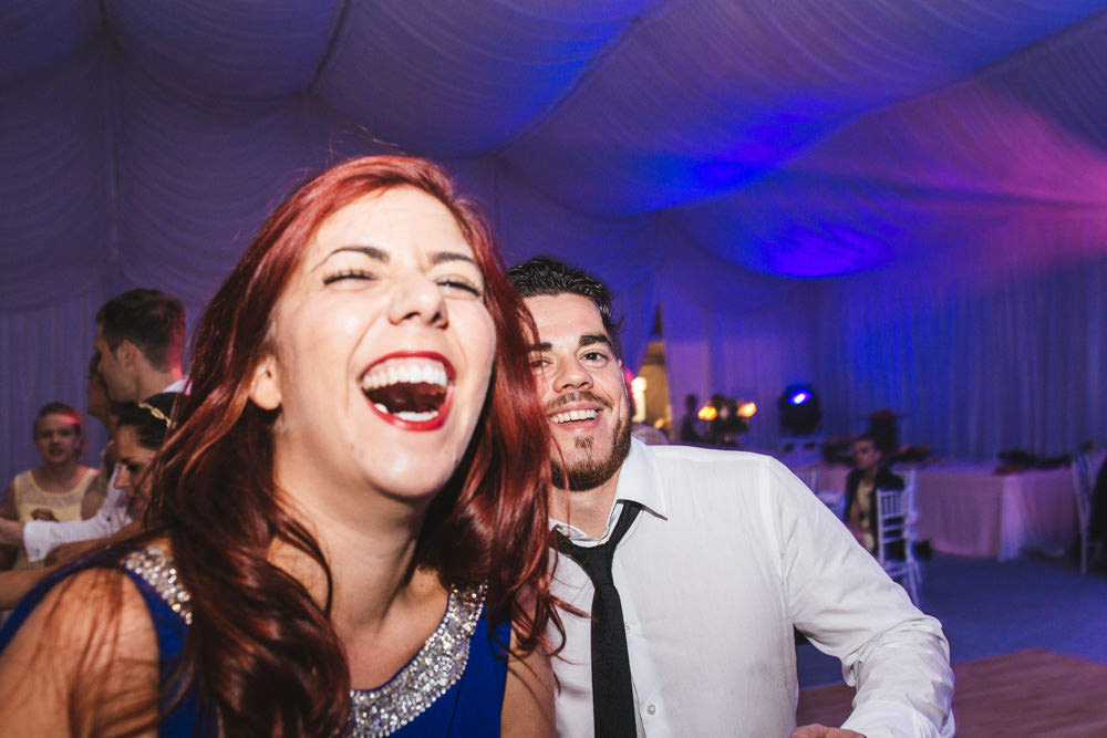 sretni ljudi na vjencanju plesu i zabavljaju se
