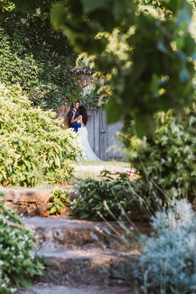 bride and groom kiss in dubrovnik arboretum